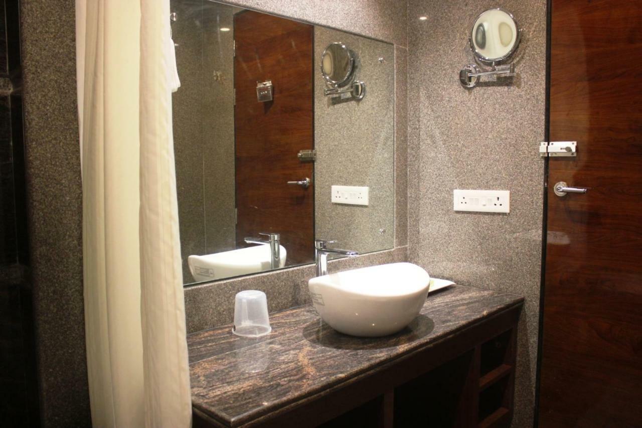 Hotel Simla Силигури Экстерьер фото
